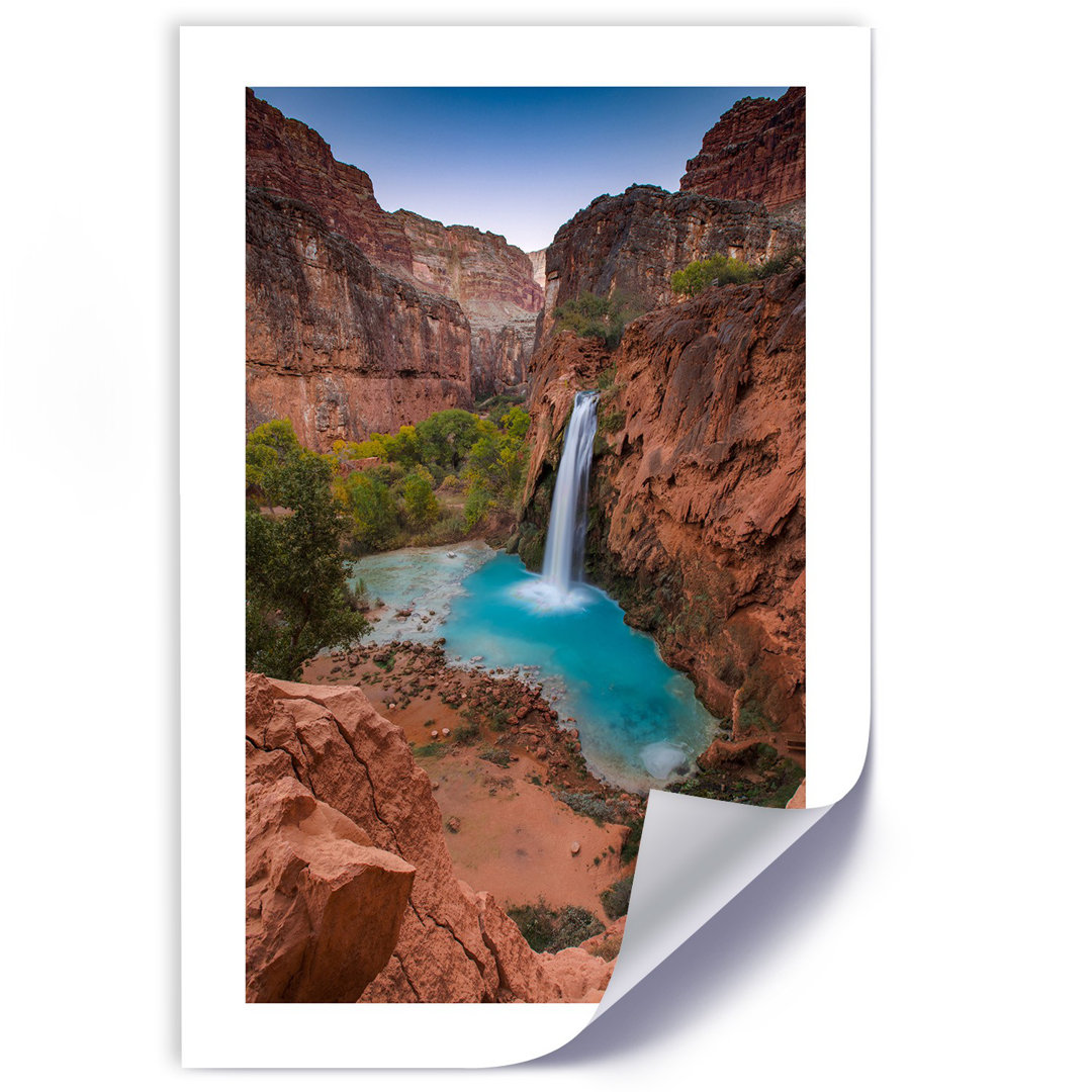 Fotodruck Blauer Wasserfall inmitten von Felsen