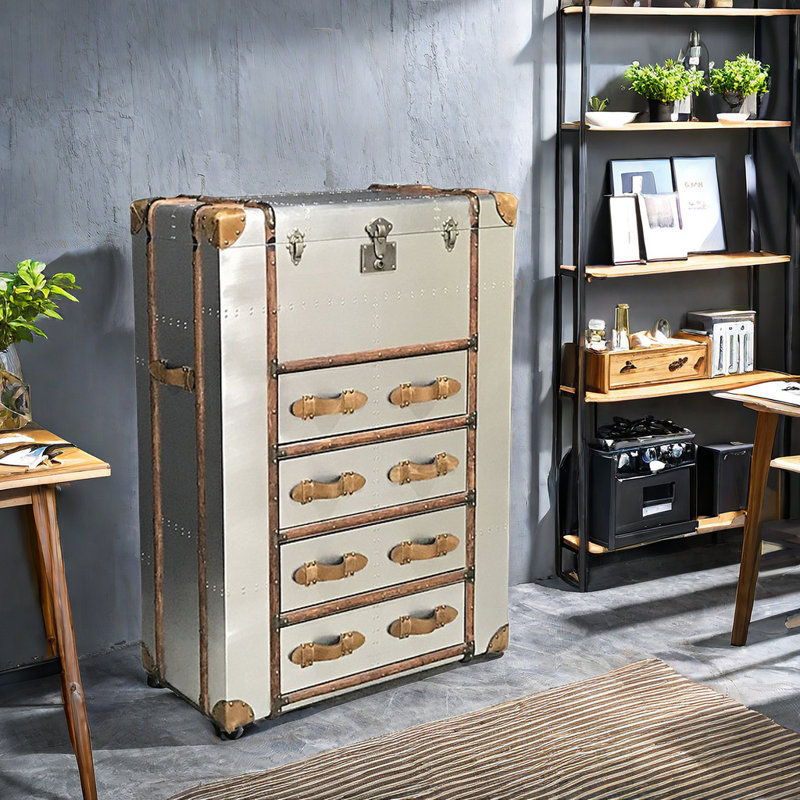 Commode en bois décorée de rotin