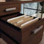 Bureau compact à finition brune avec tiroir de rangement, parfait pour le bureau à domicile et le salon