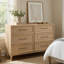 Commode large Ary, 6 tiroirs, poignées en nickel noir, bois brun clair