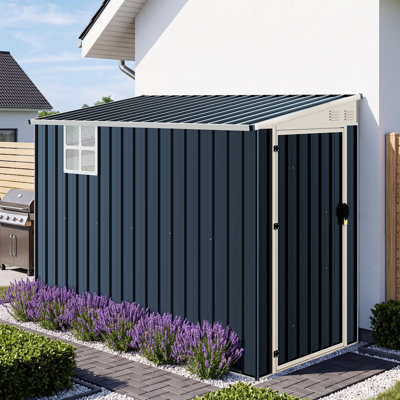 Abri de jardin adossé Plauin avec porte verrouillable, structure renforcée, toit en pente, fenêtre d'aération et ossature tubulaire carrée, idéal pour jardin, terrasse, pelouse et garage.