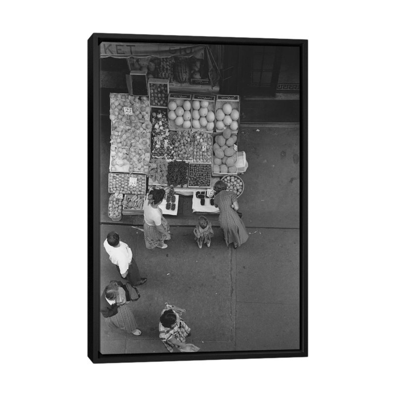 «Fruit Stand Fromabove NYC 1948» par Ruth Orkin - reproduction de photo, H 26 po x l 18 po x 1,5 po, Toile avec cadre noir