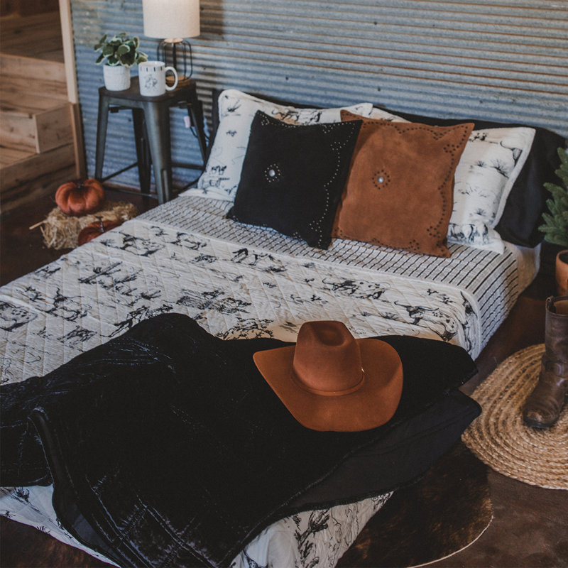 King Black and White Cotton Reversible Quilt Set