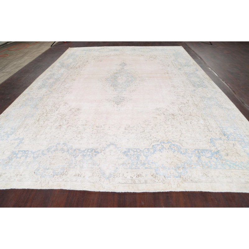 Tapis décoratif en laine de conception unique noué à la main des années 1960 9 pi 9 po x 13 pi 4 po en rose/bleu/beige