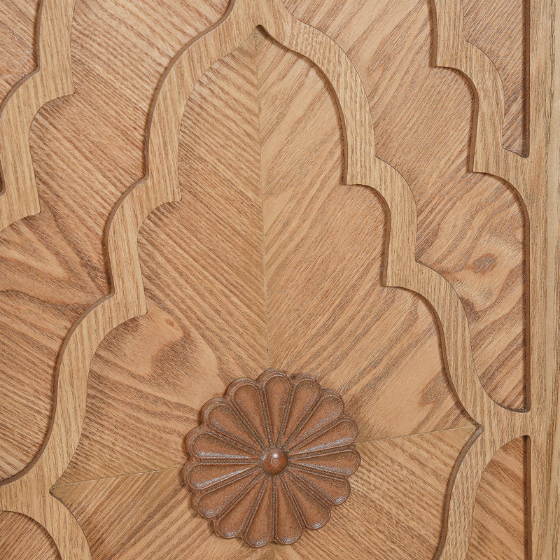 Grande armoire de rangement sculptée à porte fleurie avec poignée en métal convenant au salon, Bois naturel