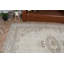 Élégant tapis turc à motif beige de style rétro pour un décor de salon traditionnel orné de tons neutres doux