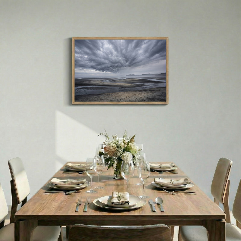 Toile sombre, ciel orageux au-dessus d'une rivière sinueuse, canaux sur une plage de sable, H 24 po x l 36 po
