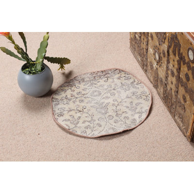 Tapis turc beige d'inspiration rétro idéal pour le vestibule et parfait comme paillasson