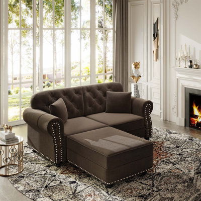 Canapé en velours de 63 po avec garniture cloutée et accoudoirs roulés 63 po, design Chesterfield moderne Mid-Century, comprend 2 coussins, brun