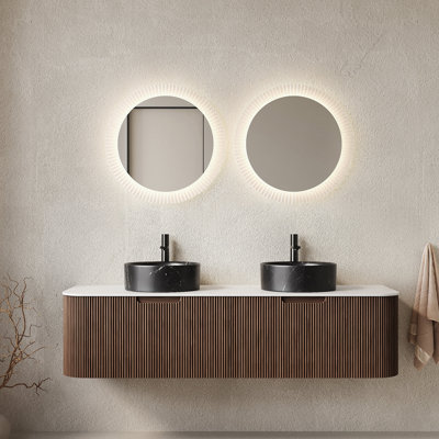 Meuble-lavabo 60 po 60 po, meuble-lavabo rayé à bords arrondis avec 2 tiroirs, 2 lavabos ronds en céramique noir et plateau en pierre frittée blanc de Carrare, pré-assemblé, grain de bois noyer foncé
