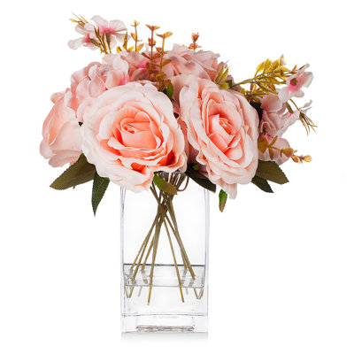 Arrangement floral en soie rose dans un vase