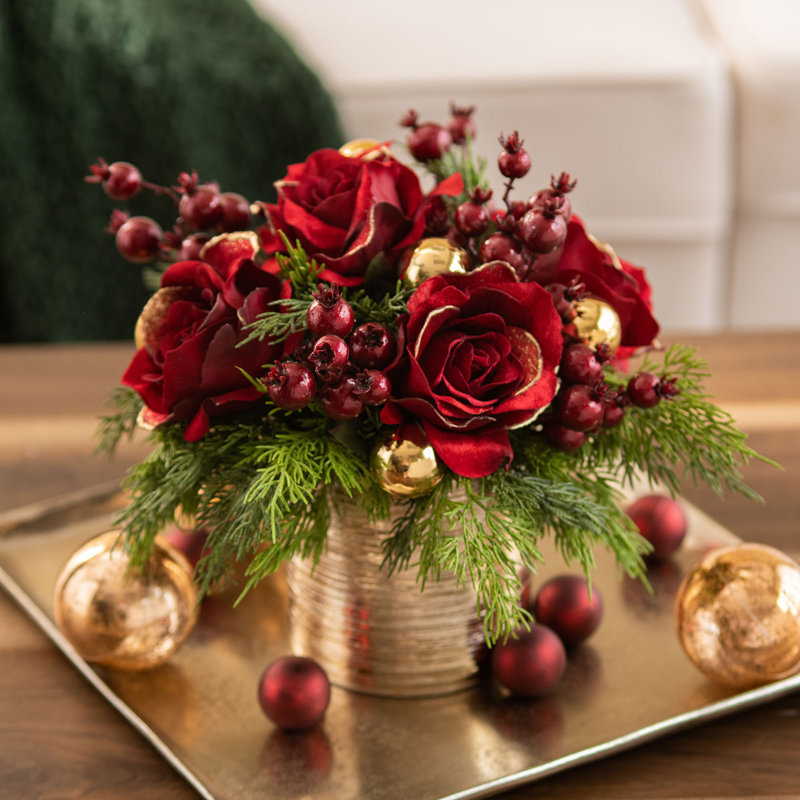 Arrangement floral rose, cèdre et baies métalliques en pot