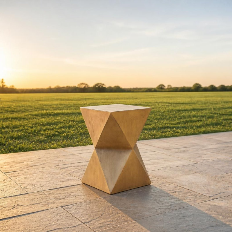 Table d'appoint en béton à symétrie prismatique, avec une texture lisse à grain de bois et une forme géométrique moderne