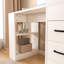Bureau d'ordinateur blanc avec prise 4-en-1, bureau avec 3 tiroirs coulissants et 4 niveaux de rangement, le bureau en bois convient à une variété d'endroits