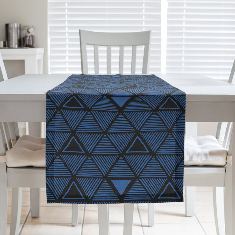 Chemin de table à triangles dessinés à la main Classic, 16 po x 90 po, Bleu clair / noir