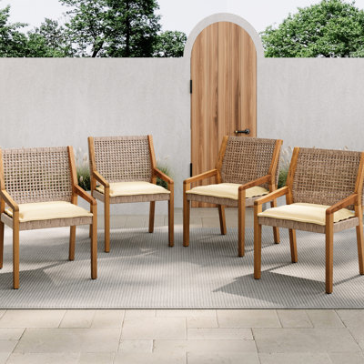 Chaises de salle à manger d'extérieur de 4 - bois et finition, coussin crème, intempéries, compact pour les petits jardins, chaise de salon élégante en bois, couleur brune, sièges confortables, patios d'assemblage sans tracas