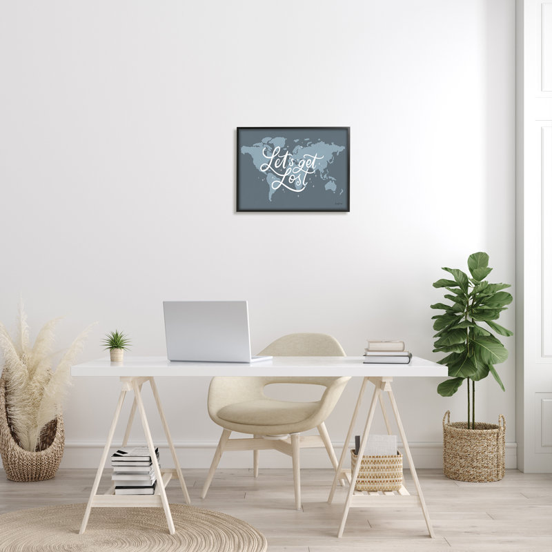 «Let Get Lost Adventure», phrase sur carte du monde surdimensionnée, estampe numérique sur fond noir, art texturé par Becky Thorns