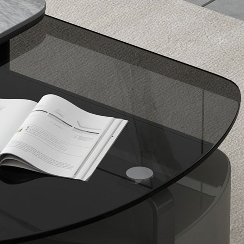 Cette élégante table basse offre une touche moderne, Gris