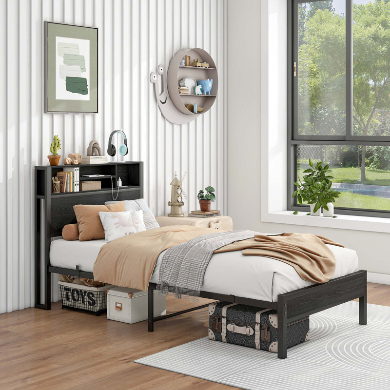 Structure de lit simple en métal robuste avec tête de lit et station de charge, idéale pour les petits espaces et les chambres à coucher modernes.