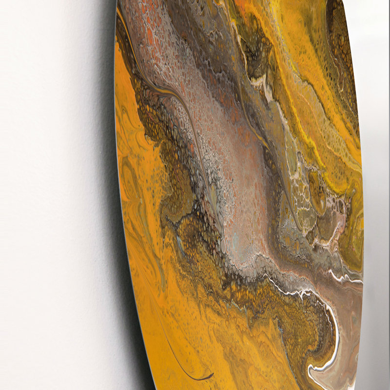 Rivière grise dans un paysage de marbre jaune - art mural moderne en cercle métallique, H 23 po x l 23 po