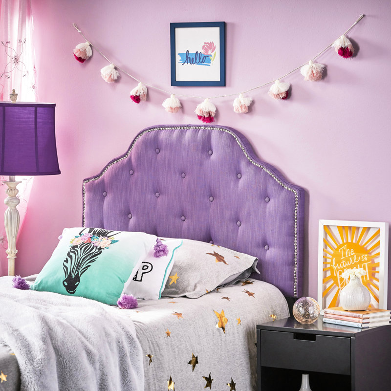 Tête de lit simple mauve avec un design contemporain et un tissu à coutures à boutons, Mauve clair
