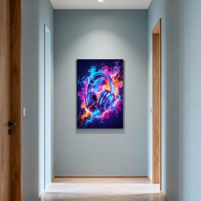 Abstrait casque coloré avec flammes vibrantes et fumée