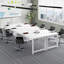 Bureau de direction, grand poste de travail d'ordinateur moderne avec structure en métal-464343953