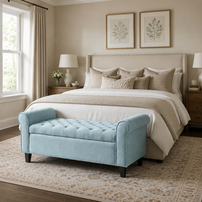 Banc de rangement en tissu bleu clair avec accoudoirs roulés, compartiment spacieux et capitonnage élégant pour le salon ou la chambre à coucher