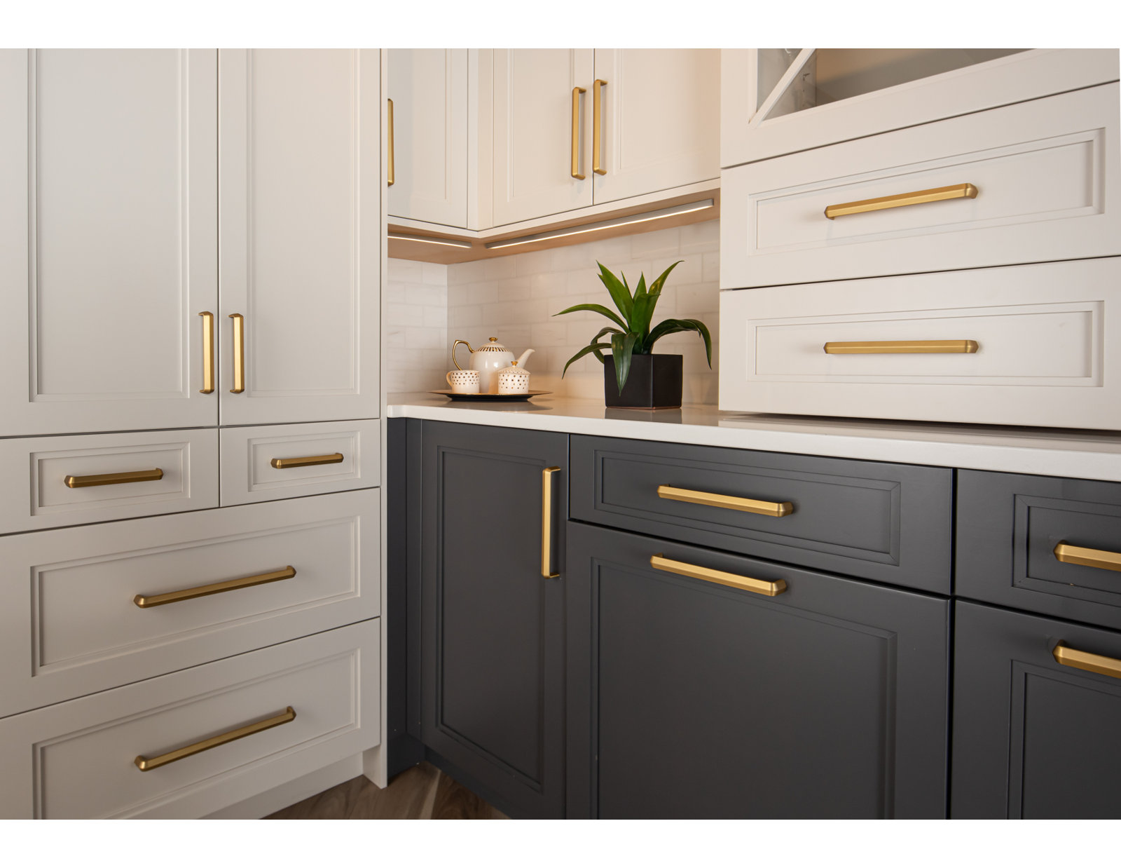 Eternity Bar Cabinet Pull, 12'', Satin Brass