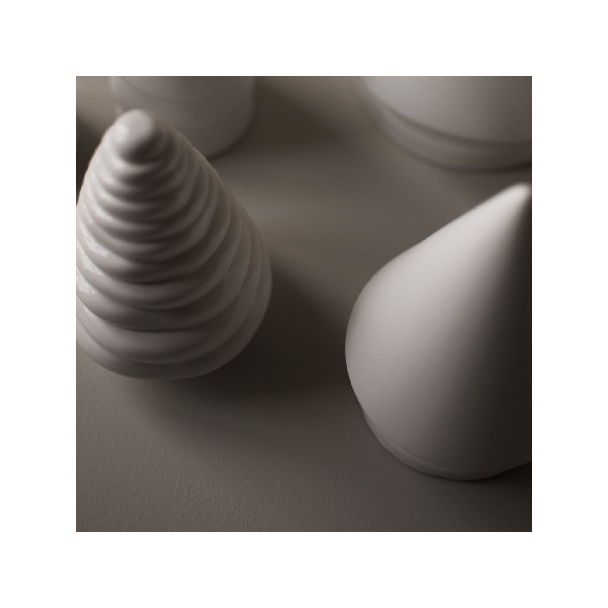 Christmas Tree Mole Ceramic, 6.3'' H x 3.94'' W x 3.94'' D, White