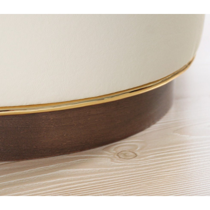 Élégant pouf en similicuir de couleur crème de 16,9 po x 16,5 po | 100% similicuir avec envers stratifié et feutré, pieds en bois | 35 éponge orthopédique pour le confort | Parfait pour les décors bohémiens et scandinaves