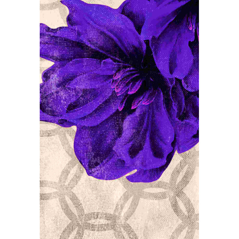 Fleur mauve en gros plan - peinture sur toile tendue, H 12 po x l 8 po