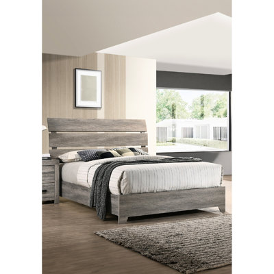 Grand lit plateforme moderne avec un attrait rustique et une tête de lit légèrement incurvée en gris, pour une utilisation dans la chambre à coucher, structure en bois, conception transitionnelle, aucun sommier tapissier requis, structure contemporaine facile à assembler