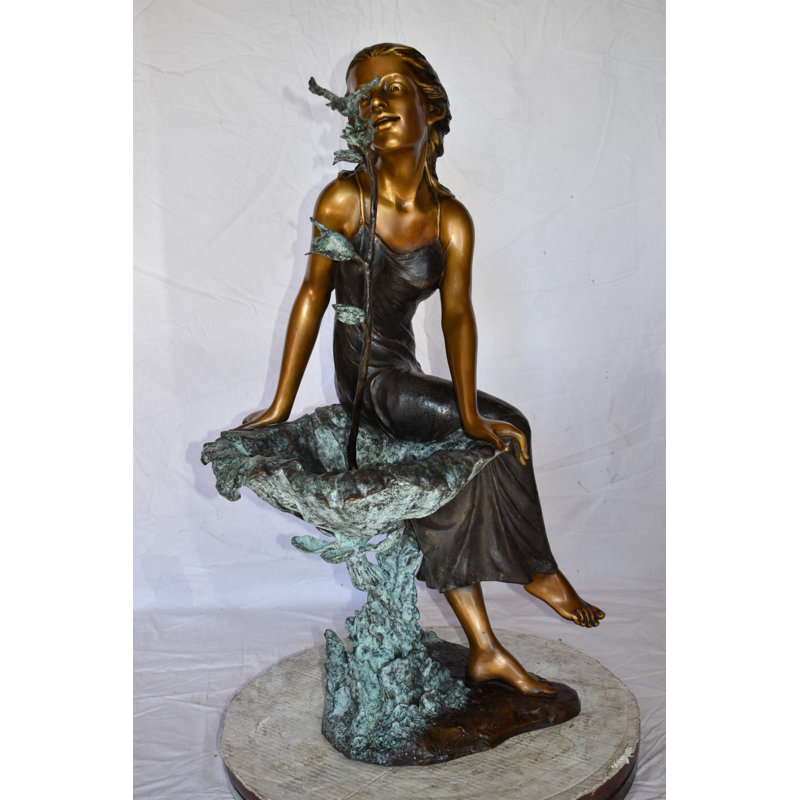 Statue en bronze «Beautiful Young Girl by A Hummingbird Bath», taille: 22 po x 17 po x H 39 po