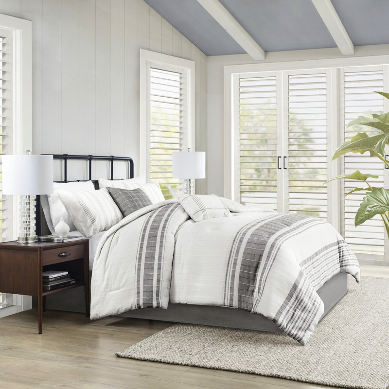 100% coton très grand - blanc / gris avec coussins décoratifs et jupe de lit surdimensionnée pour une chambre à coucher relaxante