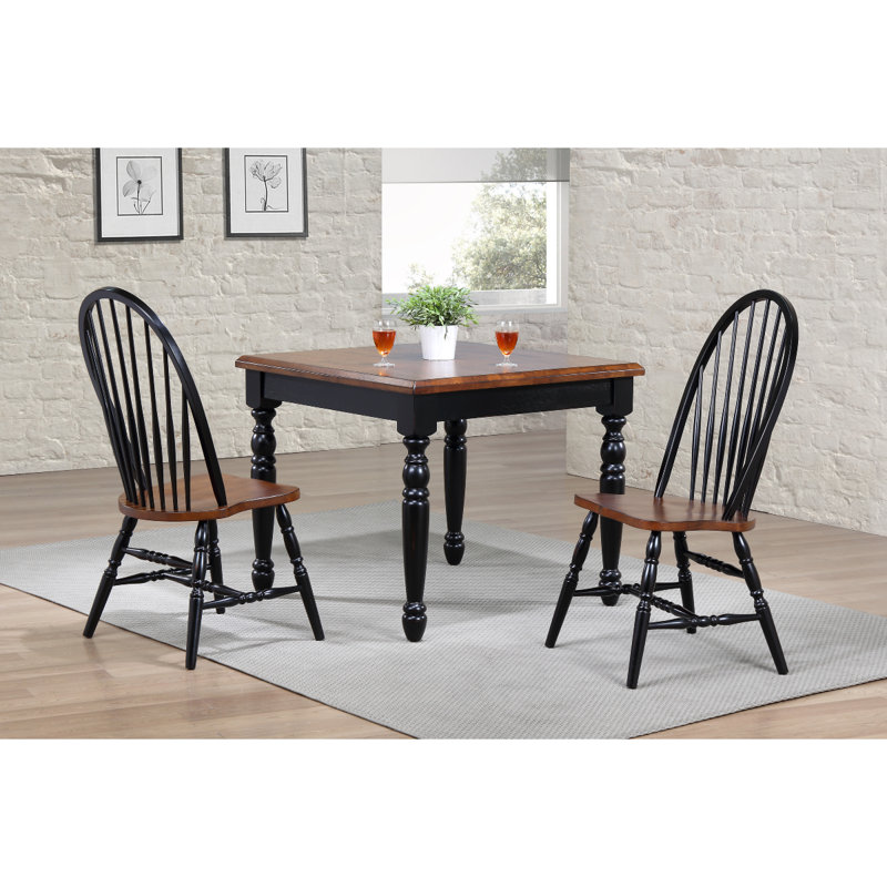 Ensemble de table Darlyene de 36 po à pieds carrés et 2 chaises d'appoint Windsor