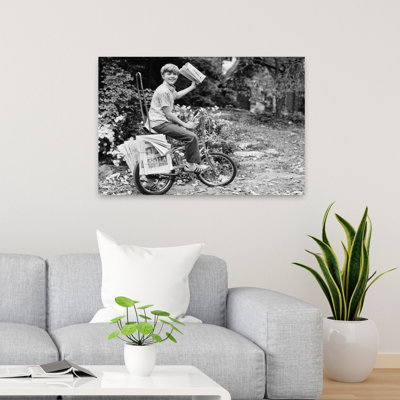 1970S, souriant, livreur à vélo, sur le point de lancer le journal, regardant la caméra, rétro, art mural rétro classique