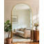 Miroir surdimensionné arqué en métal surdimensionné-570231696-538980990