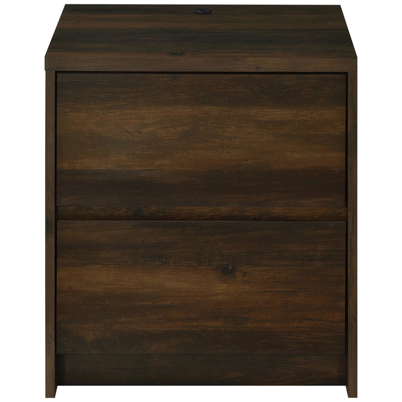 Table de chevet foncé en pin avec 2 tiroirs, charge en A et C, éclairage à détecteur de mouvement. Garde les articles de chevet soigneusement rangés dans le grain du bois du tiroir, prise intégrée, ajout pratique à toute chambre à coucher