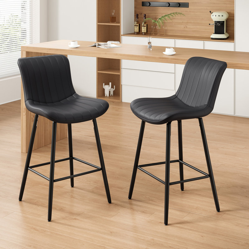 Deux tabourets de comptoir noirs en similicuir, de conception épurée, rehaussent la Cohérence des tabourets modernes de style Mid-Century, confortables et élégants pour les cafés