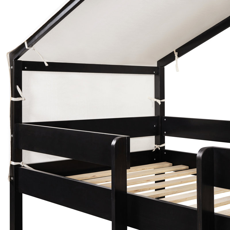 Lit simple au-dessus d'un lit superposé avec tente, construction, finition maison en bois, construction solide, décoration de maison de jeu
