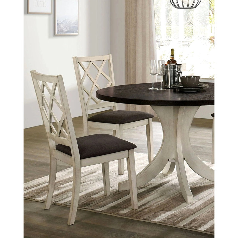 Chaises de salle à manger en bois massif blanc antique avec siège en tissu gris et dossier croisé pour l'utilisation de coussins