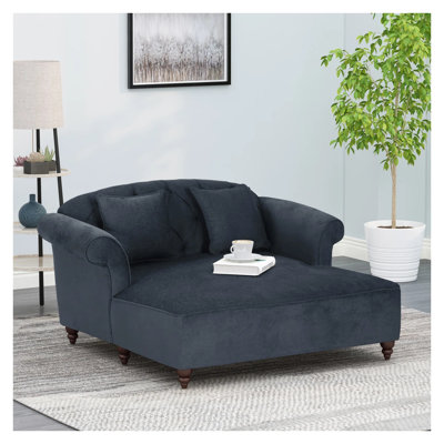 Chaise longue en tissu gris anthracite avec accoudoirs à volutes, pieds tournés en bois et coussins décoratifs