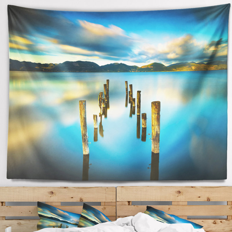 Tapisserie «Seascape Cloudy Lake» avec jetée brisée, H 32 po x l 39 po