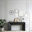 Console en bois avec canapé et couloir