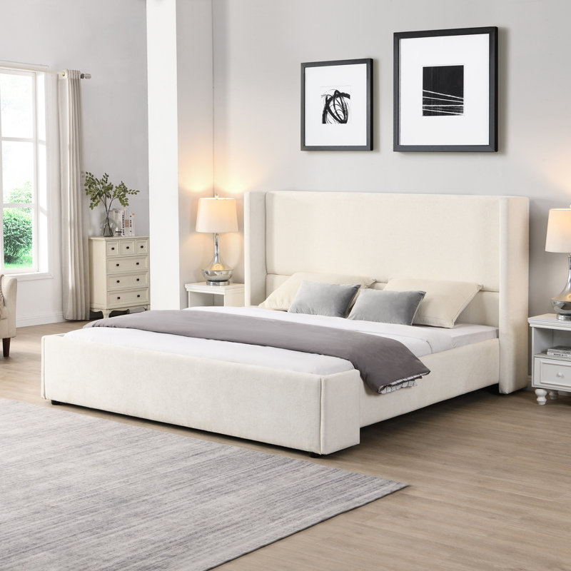 Très grand lit à oreilles très grand, tissu d'ameublement en tissu, structure, tête de lit haute pour lire et travailler confortablement dans un lit tapissier de conception moderne, s'usant de larmes, s'agence bien au décor de la chambre à coucher