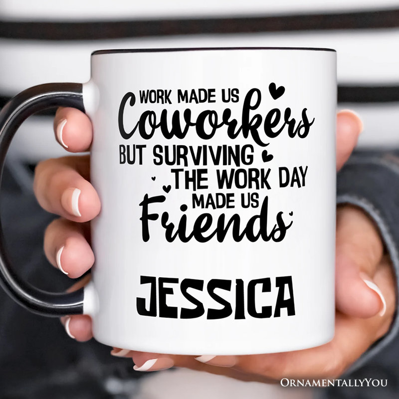 «Work Made Us Coworkers But Surviving the Work Day Made Us Us», cadeau d'approche de bureau avec nom personnalisé