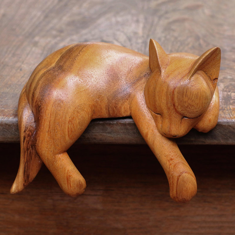 Sculpture en bois suar qui dort
