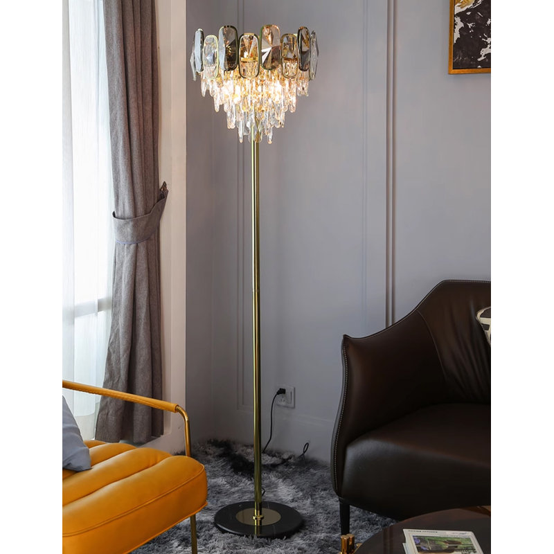 Luminaire sur pied en forme de lustre en cristal à plusieurs niveaux