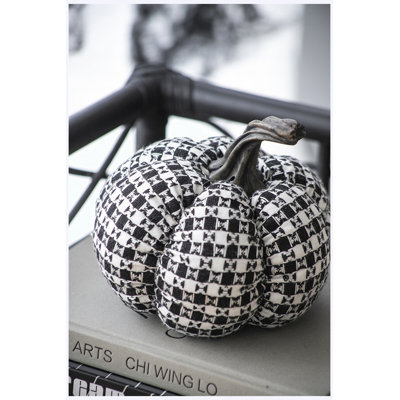 Lot de 2 décorations citrouilles d'Halloween en tissu, citrouilles à carreaux noirs et blancs pâles pour table et tablette
